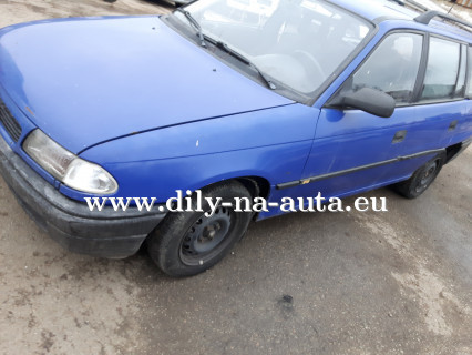 Opel Astra caravan modrá na díly Brno