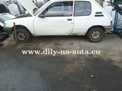 Peugeot 205 bílá na díly Plzeň