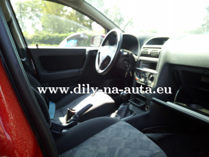 Opel Astra caravan červená - díly z tohoto vozu / dily-na-auta.eu