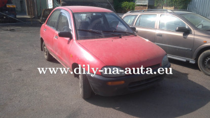 Mazda 121 červená - díly z tohoto vozu