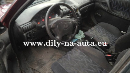 Opel Astra vínová - díly z tohoto vozu / dily-na-auta.eu