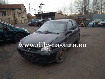 Opel Corsa černá - díly z tohoto vozu