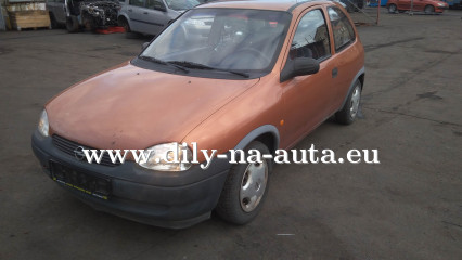 Opel Corsa bronzová - díly z tohoto vozu