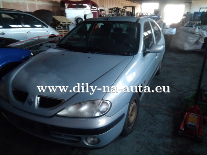 Renault Megane světlemodrá - díly z tohoto vozu