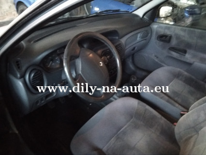 Renault Megane světlemodrá - díly z tohoto vozu / dily-na-auta.eu