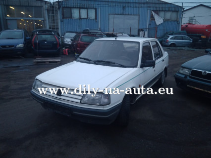 Peugeot 309 bílá - díly z tohoto vozu