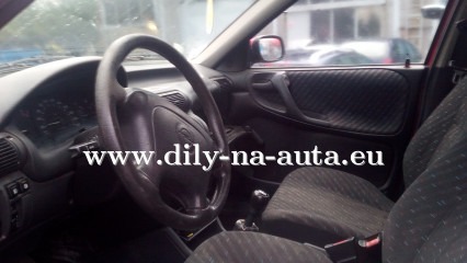 Opel Astra červená - díly z tohoto vozu / dily-na-auta.eu