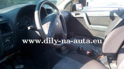 Opel Astra zelená - díly z tohoto vozu / dily-na-auta.eu