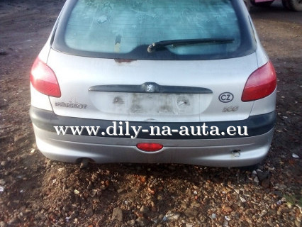 Peugeot 206 stříbrná na náhradní díly Pardubice / dily-na-auta.eu