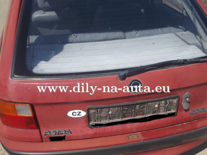 Opel Astra červená na díly Prachatice / dily-na-auta.eu