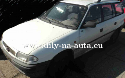 Opel Astra bílá na náhradní díly Praha / dily-na-auta.eu