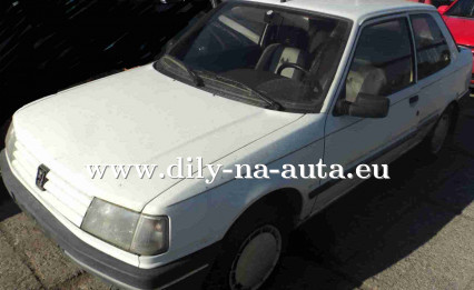 Peugeot 309 bílá na náhradní díly Praha