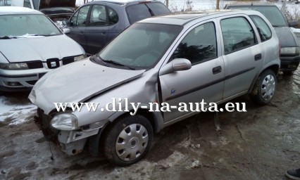 Opel Corsa stříbrná na díly ČB / dily-na-auta.eu