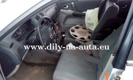 Mazda 323 stříbrná na díly České Budějovice / dily-na-auta.eu