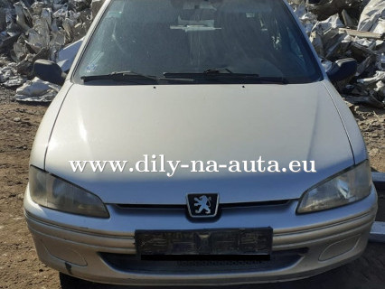 Peugeot 106 stříbrná na náhradní díly