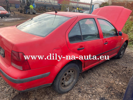 VW Bora červená na náhradní díly Pardubice / dily-na-auta.eu