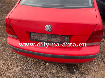 VW Bora červená na náhradní díly Pardubice / dily-na-auta.eu